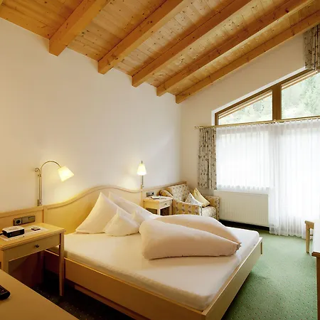 Alpenland - & Breakfast Отель 4*