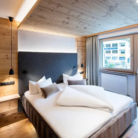 Отель Alpenland - & Breakfast 4*