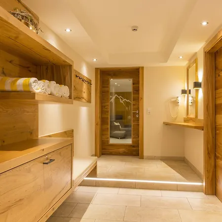Alpenland - & Breakfast Отель 4*