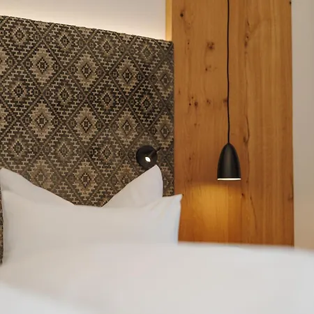 Alpenland - & Breakfast Szálloda 4*